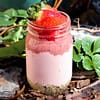 Φράουλα πουτίγκα Chia Parfait σε στρώσεις με βρώμη και ελληνικό γιαούρτι πρωτεΐνης βανίλιας