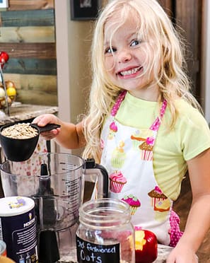 Η κόρη της Κέιτλιν βοηθά στην παρασκευή των μπισκότων βρώμης με κολοκυθόπιτα