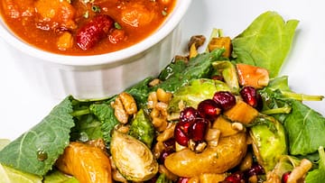 10 benefits of pomegranates : winter harvest salad served on a leaf of a green salad